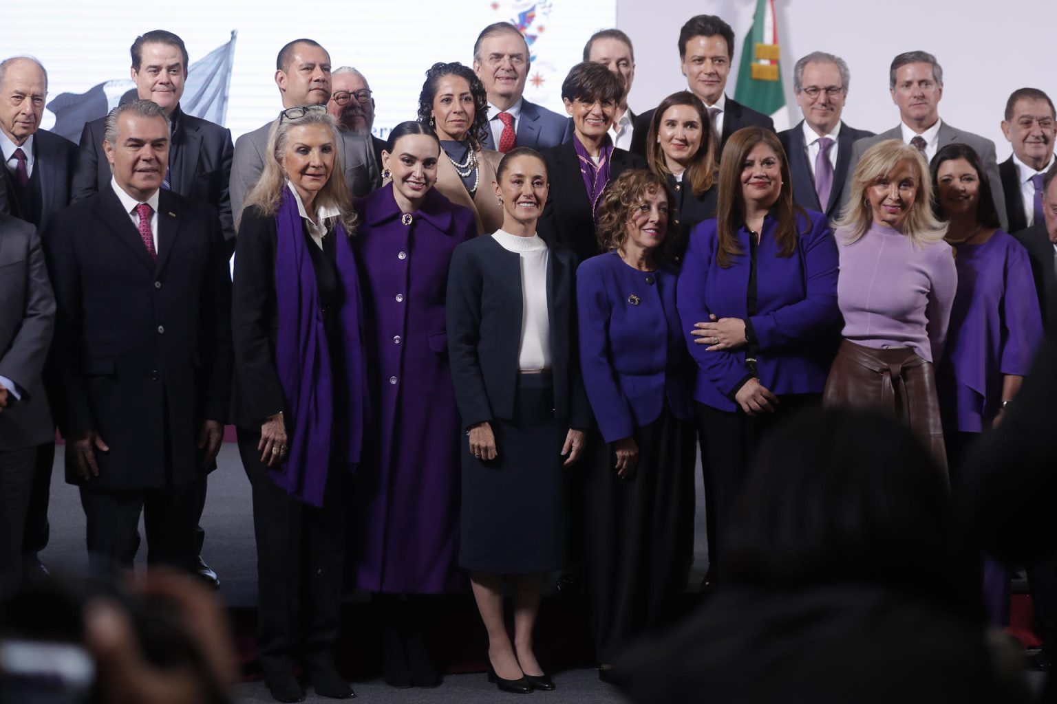 La presidenta de México, Claudia Sheinbaum (c), posa con empresarios durante una conferencia de prensa en Palacio Nacional, este miércoles en Ciudad de México (México). EFE/ Isaac Esquivel