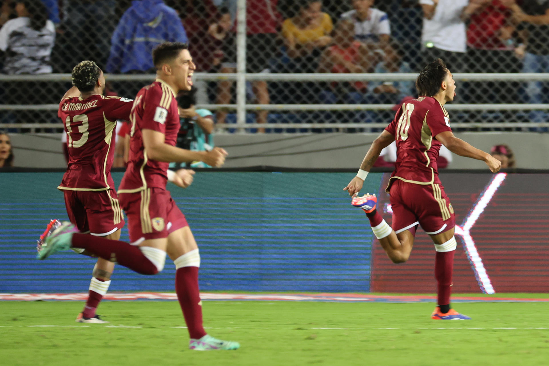 Telasco Segovia (d), centrocampista de Venezuela, fue registrados este jueves, 14 de noviembre, al celebrar un gol que le anotó a Brasil, durante un partido de la fecha 11 de las eliminatorias sudamericanas al Mundial FIFA de 2026, en el estadio Monumental de Maturín (Venezuela). EFE/Miguel Gutiérrez
