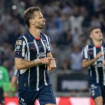 El español Sergio Canales celebra este domingo el gol de penalti que ha garantinzado el triunfo de Monterrey por 2-1 sobre León en partido del torneo Apertura mexicano jugado en el estadio BBVA. EFE/Miguel Sierra