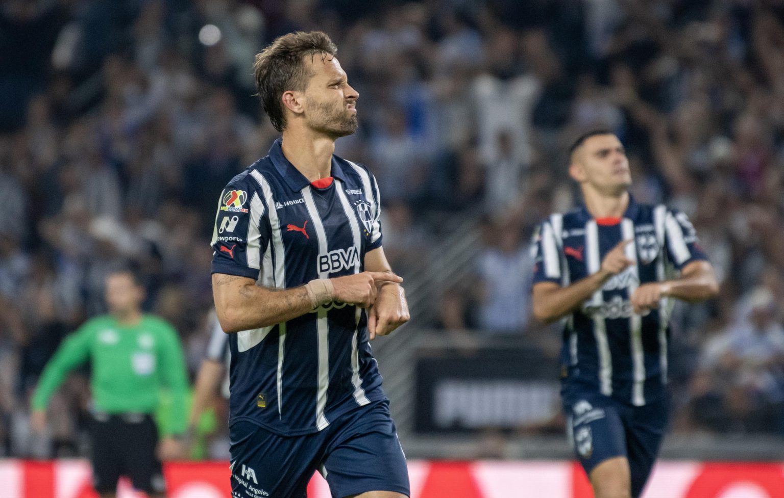 El español Sergio Canales celebra este domingo el gol de penalti que ha garantinzado el triunfo de Monterrey por 2-1 sobre León en partido del torneo Apertura mexicano jugado en el estadio BBVA. EFE/Miguel Sierra