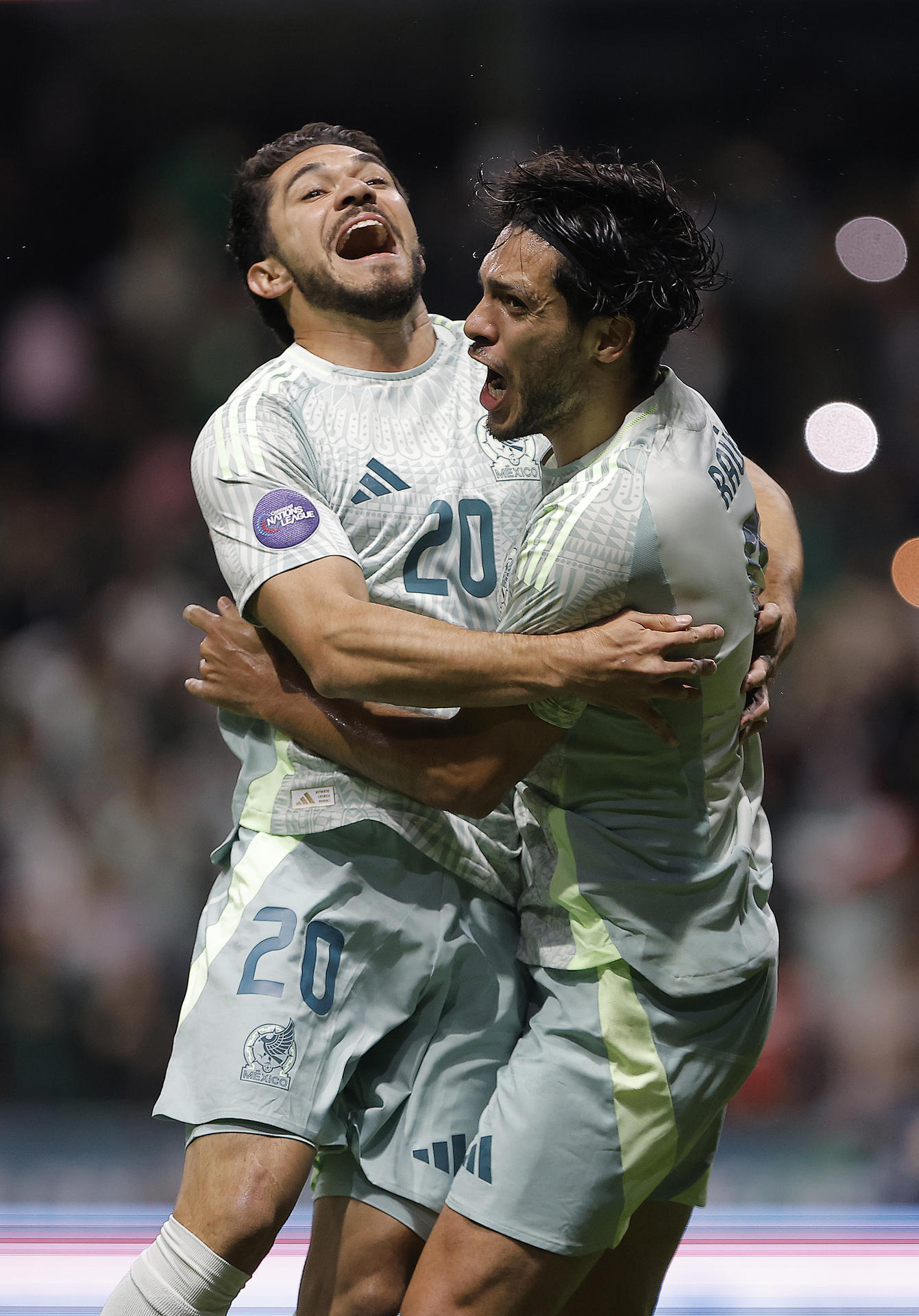 Henry Martín (i) y Raúl Jiménez de México celebran un gol este martes, durante el partido de vuelta de los Cuartos de Final de la Liga de Naciones de la Concacaf, entre México y Honduras, en el estadio Nemesio Diez, en la ciudad de Toluca (México). EFE/ Felipe Gutiérrez
