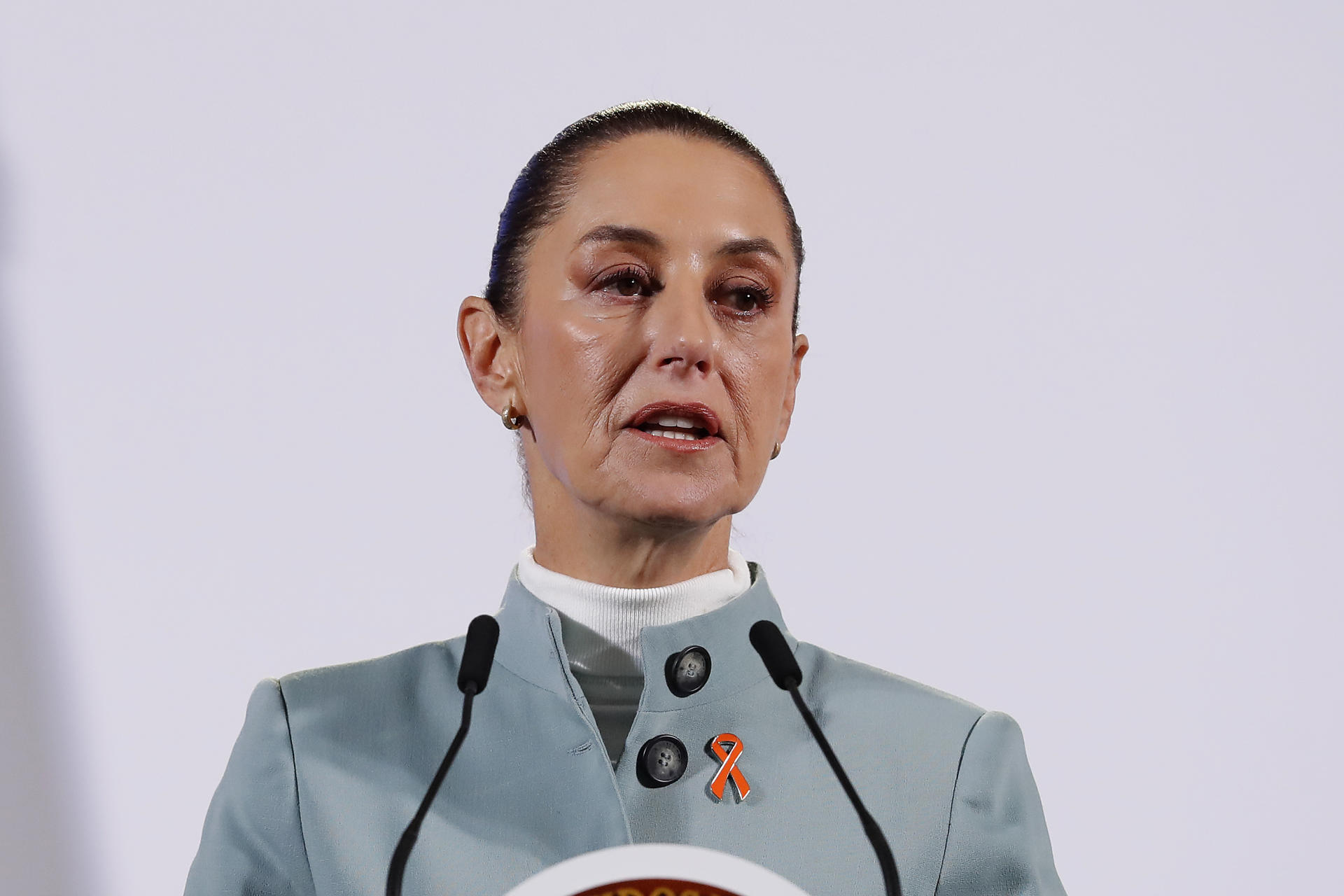 La presidenta de México, Claudia Sheinbaum, habla durante su rueda de prensa matutina este lunes, en Palacio Nacional en Ciudad de México (México). EFE/ Mario Guzmán
