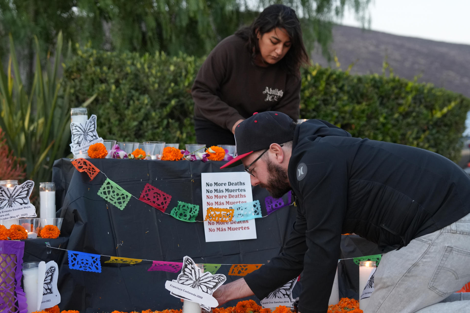 Organizaciones del sur de California recordaron a los migrantes muertos en el centro de detenciones este sábado, en Otay Mesa, al sur de San Diego (EE. UU). EFE/ Ana Milena Varón
