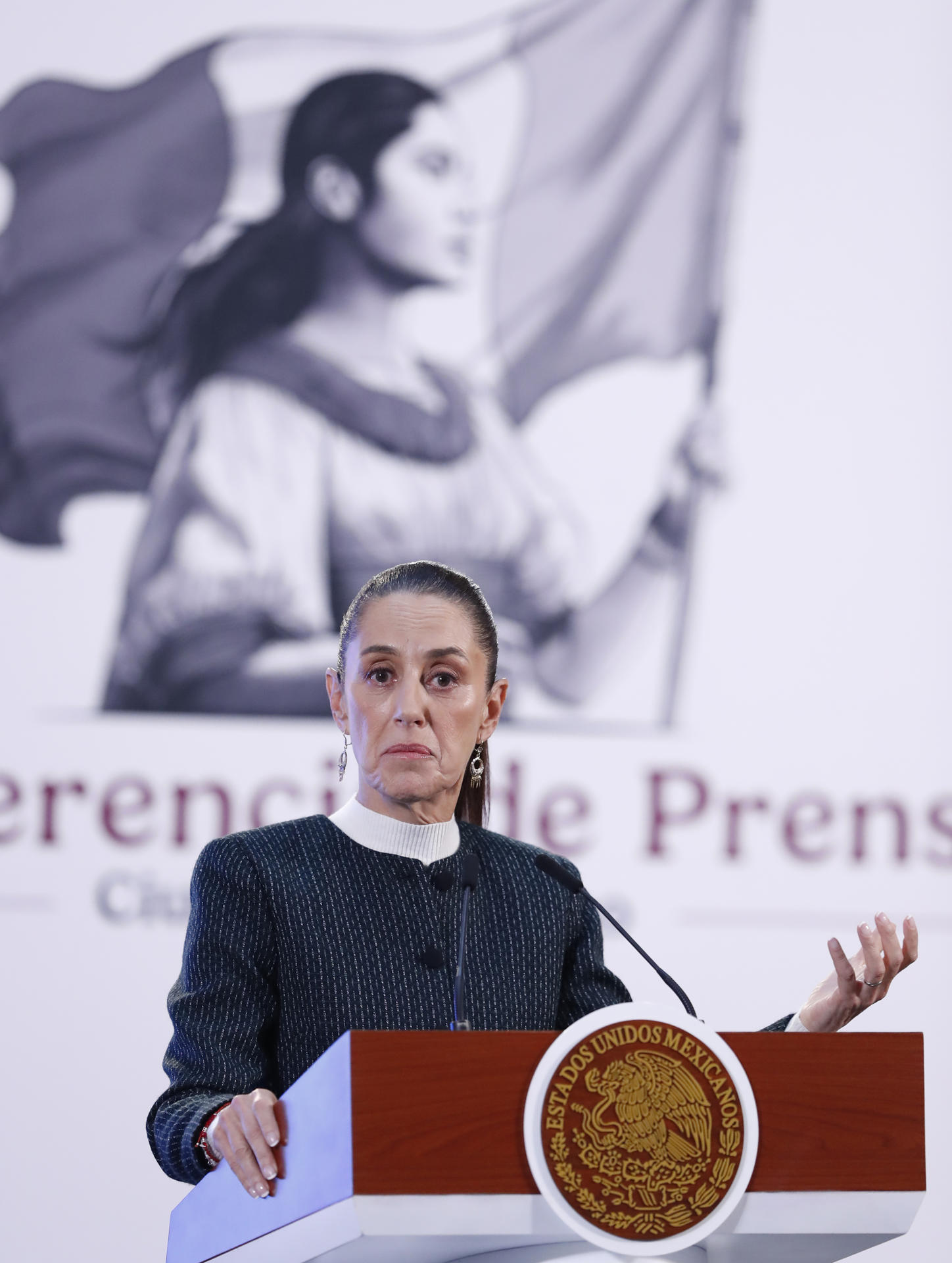 La presidenta de México, Claudia Sheinbaum, habla durante una rueda de prensa el 31 de octubre de 2024, en el Palacio Nacional en la Ciudad de México (México). EFE/ Mario Guzmán