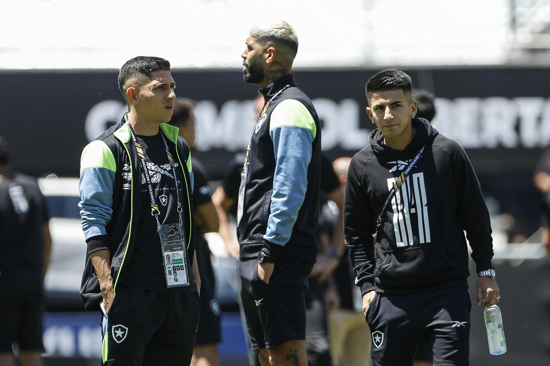 Savarino (i), Alexander Barboza (c) y Thiago Almada, del Botafogo, caminan por el campo del estadio Más Monumental. EFE/ Antonio Lacerda
