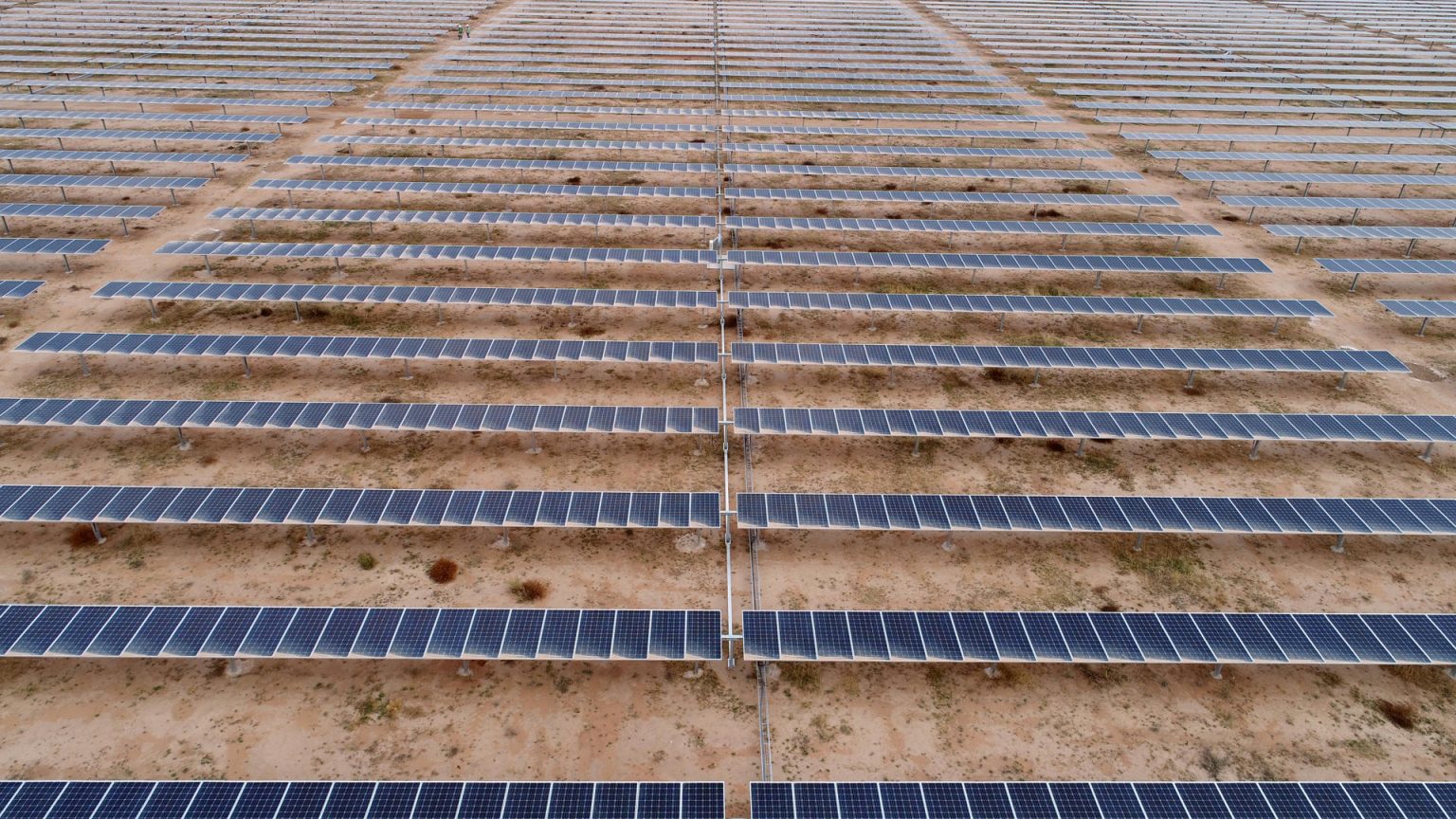 Fotografía de archivo de paneles solares instalados en el municipio de Villa de Arriaga, en San Luis Potosí (México). EFE/Ulises Andrade