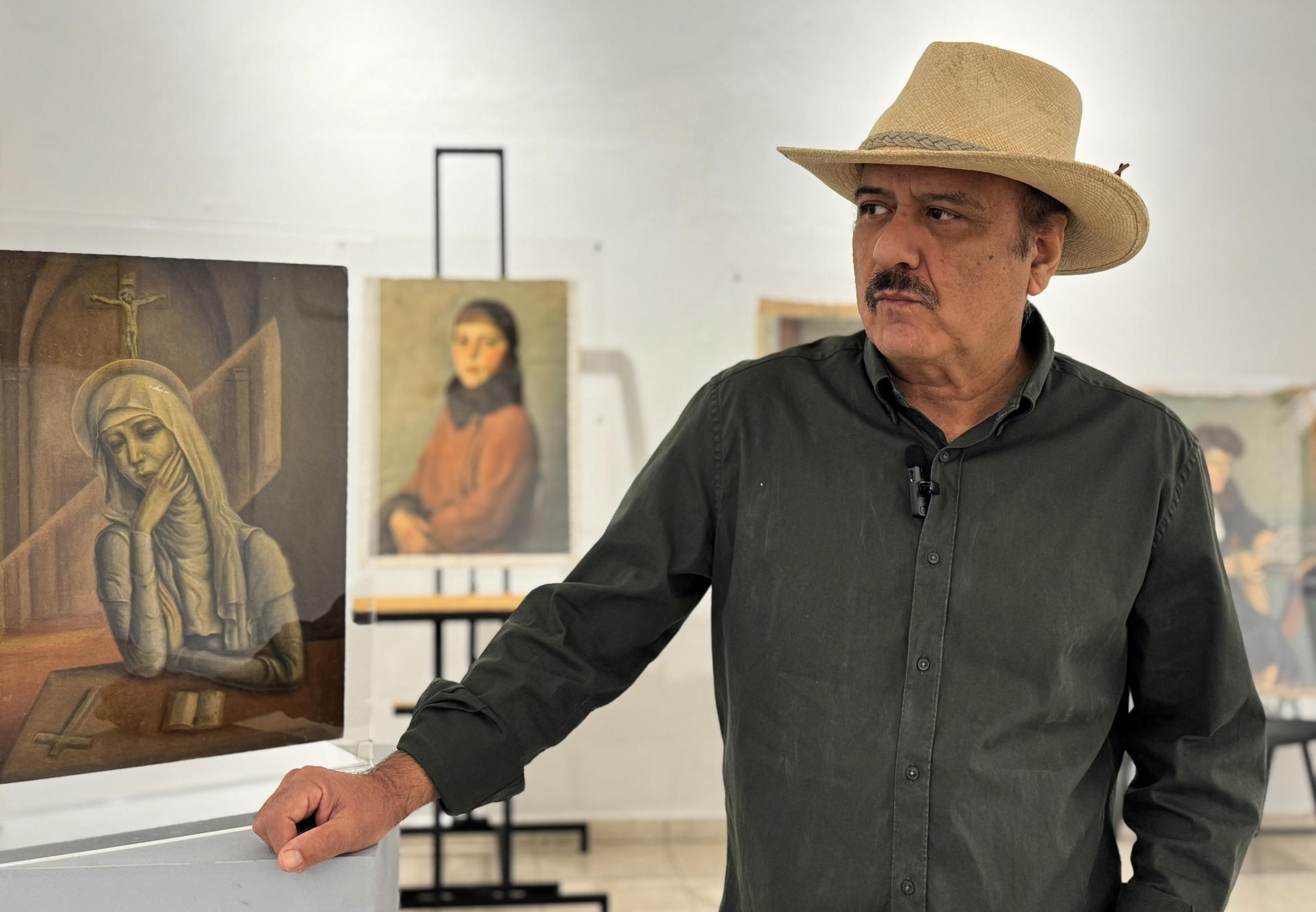 El pintor profesional Raúl Macías Sandoval, posa durante la exposición el 'Eslabón perdido' del pintor mexicano Benjamín Coria, el 27 de noviembre de 2024 en la ciudad de Hermosillo en Sonora (México). EFE/ Daniel Sánchez
