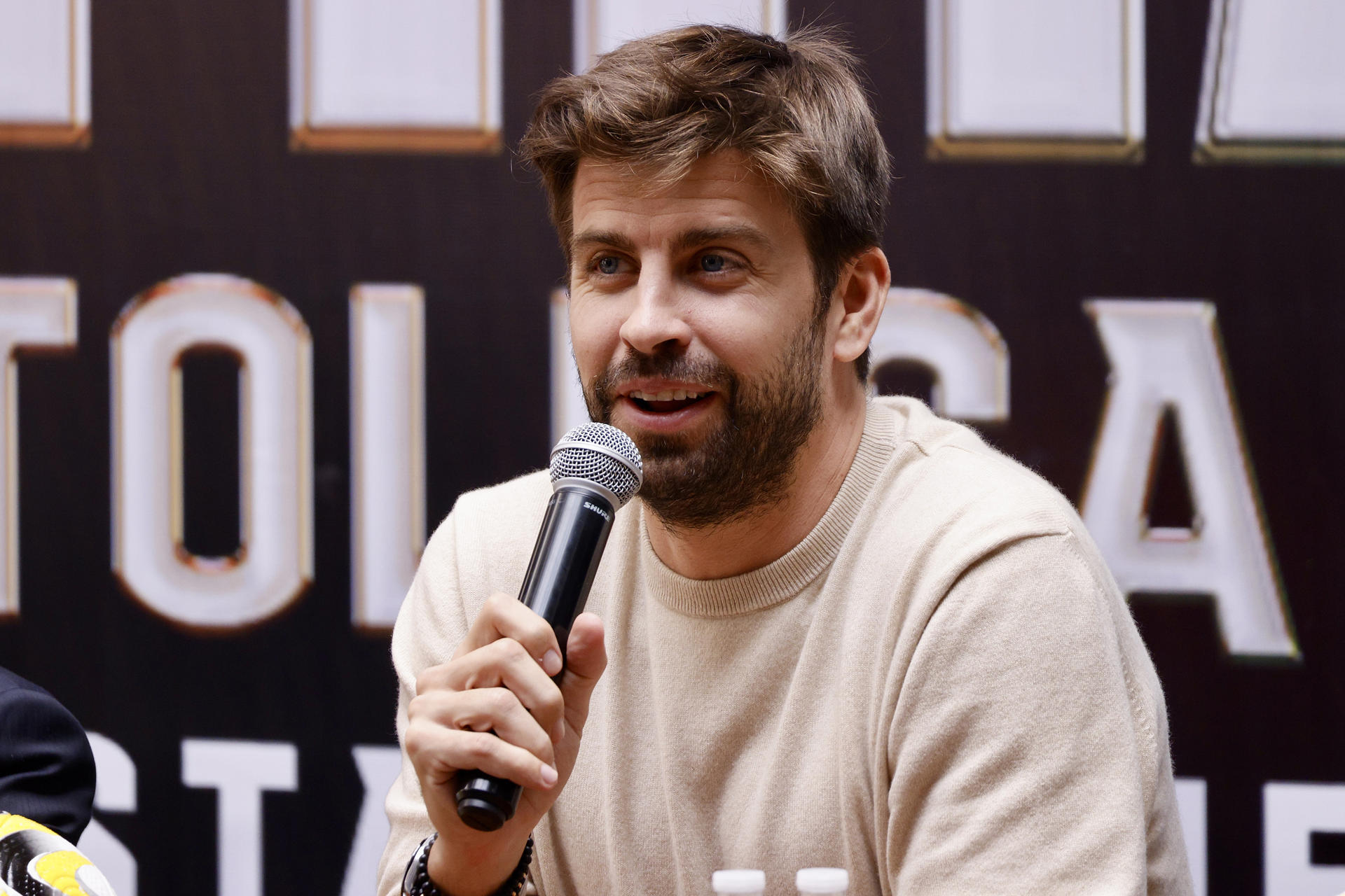 El presidente de la Kings Leage, Gerard Piqué, habla en una conferencia de prensa este miércoles, en el patio del Palacio Municipal en la ciudad de Toluca en el Estado de México (México). EFE/ Felipe Gutiérrez
