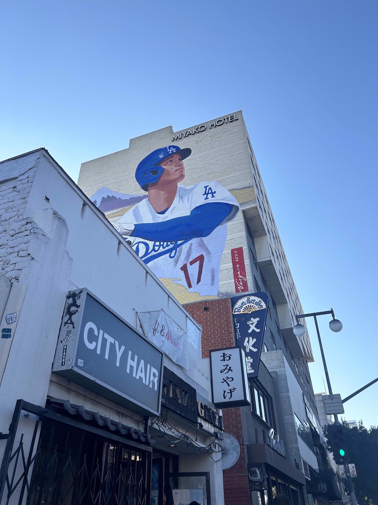 Mural del beisbolista japonés Shohei Ohtani en el barrio 'Little Tokyo' de Los Ángeles (California, Estados Unidos). EFE/Mikaela Viqueira