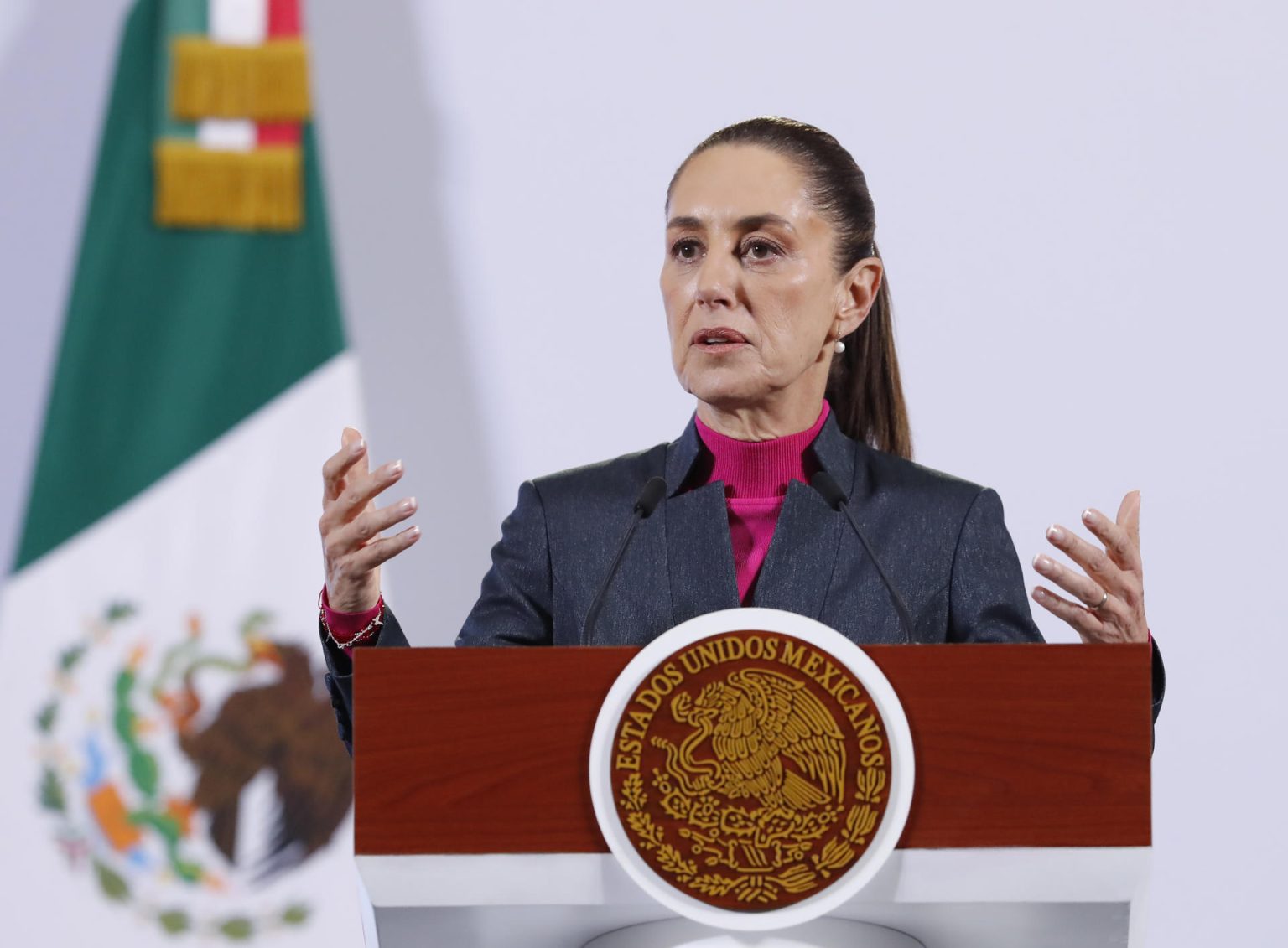 La presidenta de México, Claudia Sheinbaum, habla durante una rueda de prensa este viernes, en Palacio Nacional en Ciudad de México (México). EFE/ Mario Guzmán