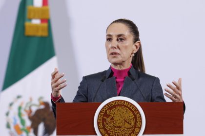 La presidenta de México, Claudia Sheinbaum, habla durante una rueda de prensa este viernes, en Palacio Nacional en Ciudad de México (México). EFE/ Mario Guzmán