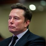 Elon Musk escucha al presidente electo de EE.UU., Donald Trump, durante una reunión con los republicanos de la Cámara de Representantes en el Hotel Hyatt Regency, en Washington (EE.UU.). EFE/EPA/ALLISON ROBBERT / POOL