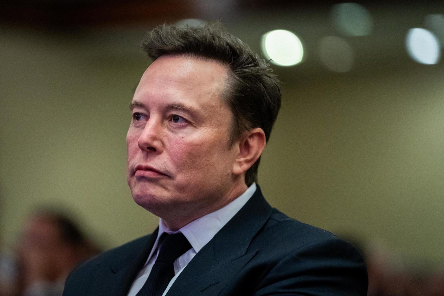 Elon Musk escucha al presidente electo de EE.UU., Donald Trump, durante una reunión con los republicanos de la Cámara de Representantes en el Hotel Hyatt Regency, en Washington (EE.UU.). EFE/EPA/ALLISON ROBBERT / POOL