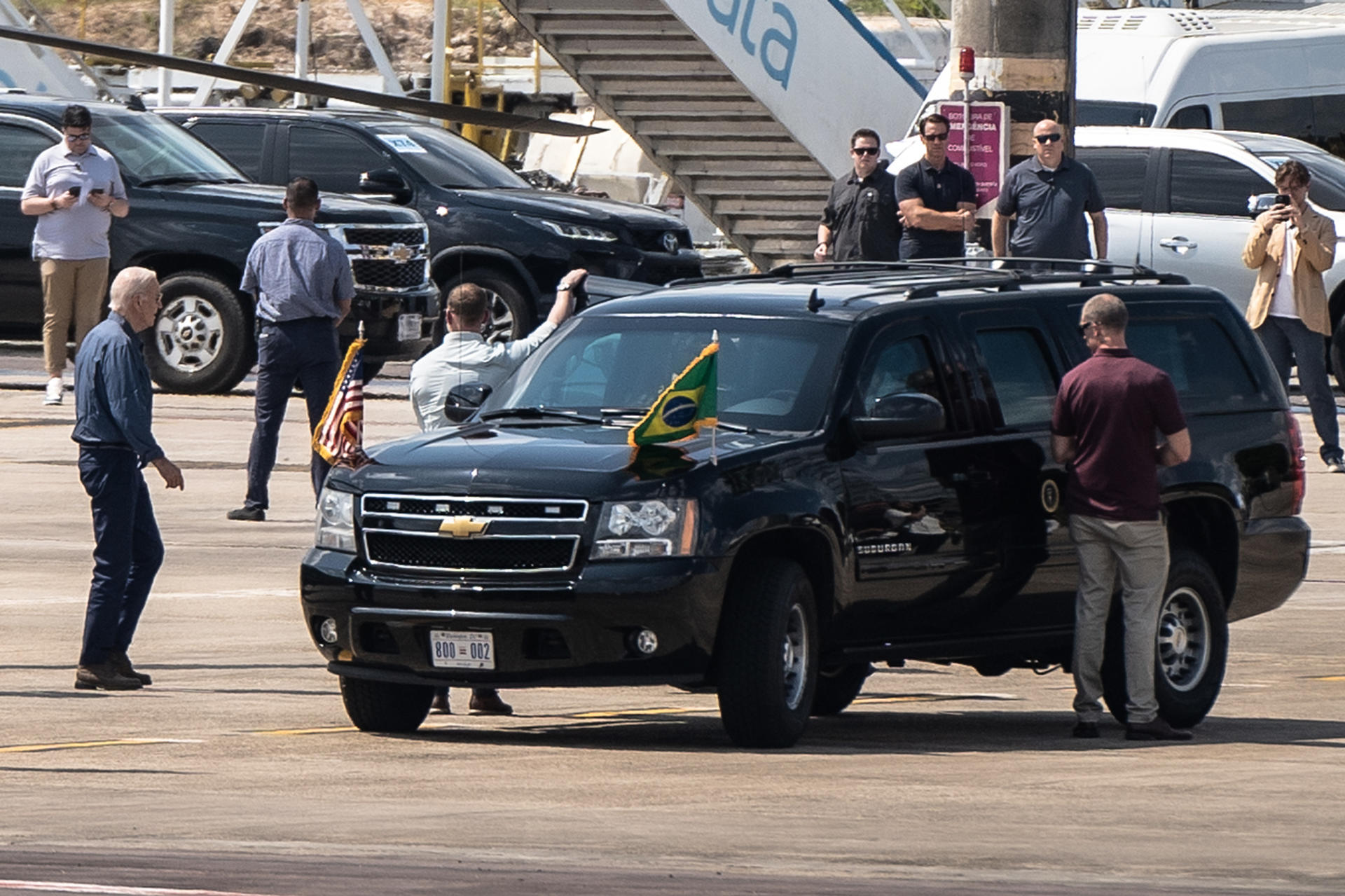 El presidente de Estados Unidos, Joe Biden (i), camina a su llegada al Aeropuerto Internacional Eduardo Gomes de Manaos, antes de dirigirse a Río de Janeiro para participar en la Cumbre del G20, este domingo, en la ciudad de Manaos (Brasil). EFE/ Raphael Alves
