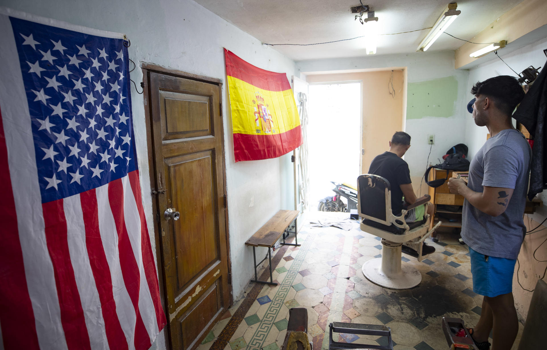 Fotografía a una barbería decorada con las banderas de Estados Unidos y España este viernes, en La Habana (CUBA). EFE/ Yander Zamora
