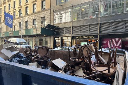 Fotografía de archivo donde se muestra unas sillas tiradas en un contenedor de basura puesto en una calle en el Upper West Side, un barrio del distrito de Manhattan en Nueva York. EFE/Sarah Yáñez-Richards