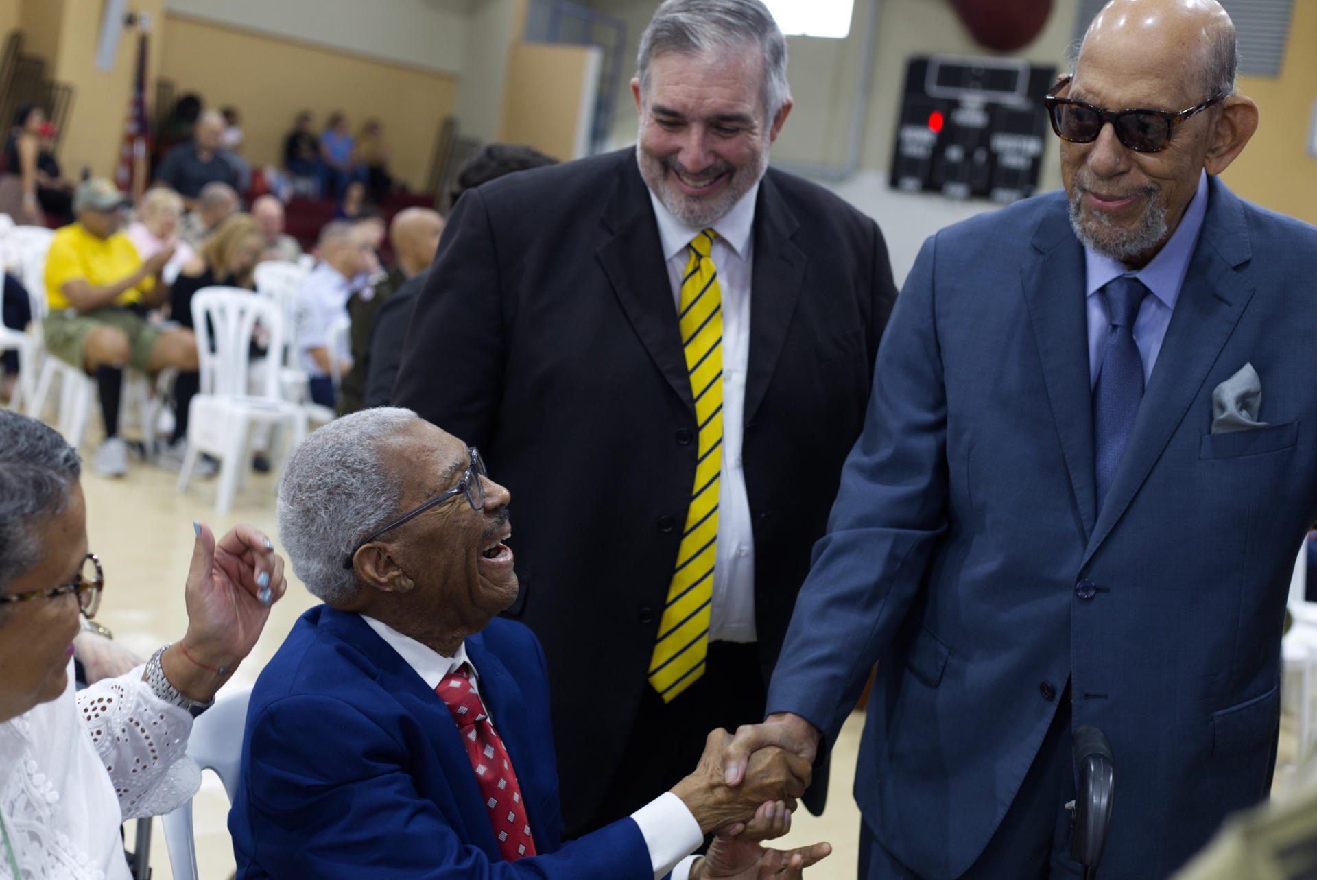 El legendario pianista y co-fundador del Gran Combo de Puerto Rico Rafael Ithier (i) saluda al legendario timbalero Willie Rosario (d), durante un acto este lunes en San Juan (Puerto Rico). EFE/Thais Llorca
