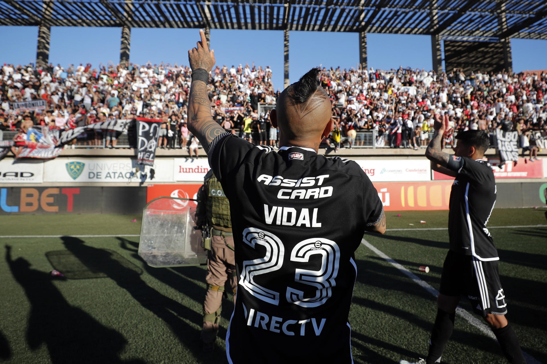 Arturo Vidal anotó este domingo el gol del empate 1-1 con el descendido Copiapó que garantió a Colo Colo la conquista de su título 34 en la liga chilena de fútbol. EFE/ Luis Hidalgo
