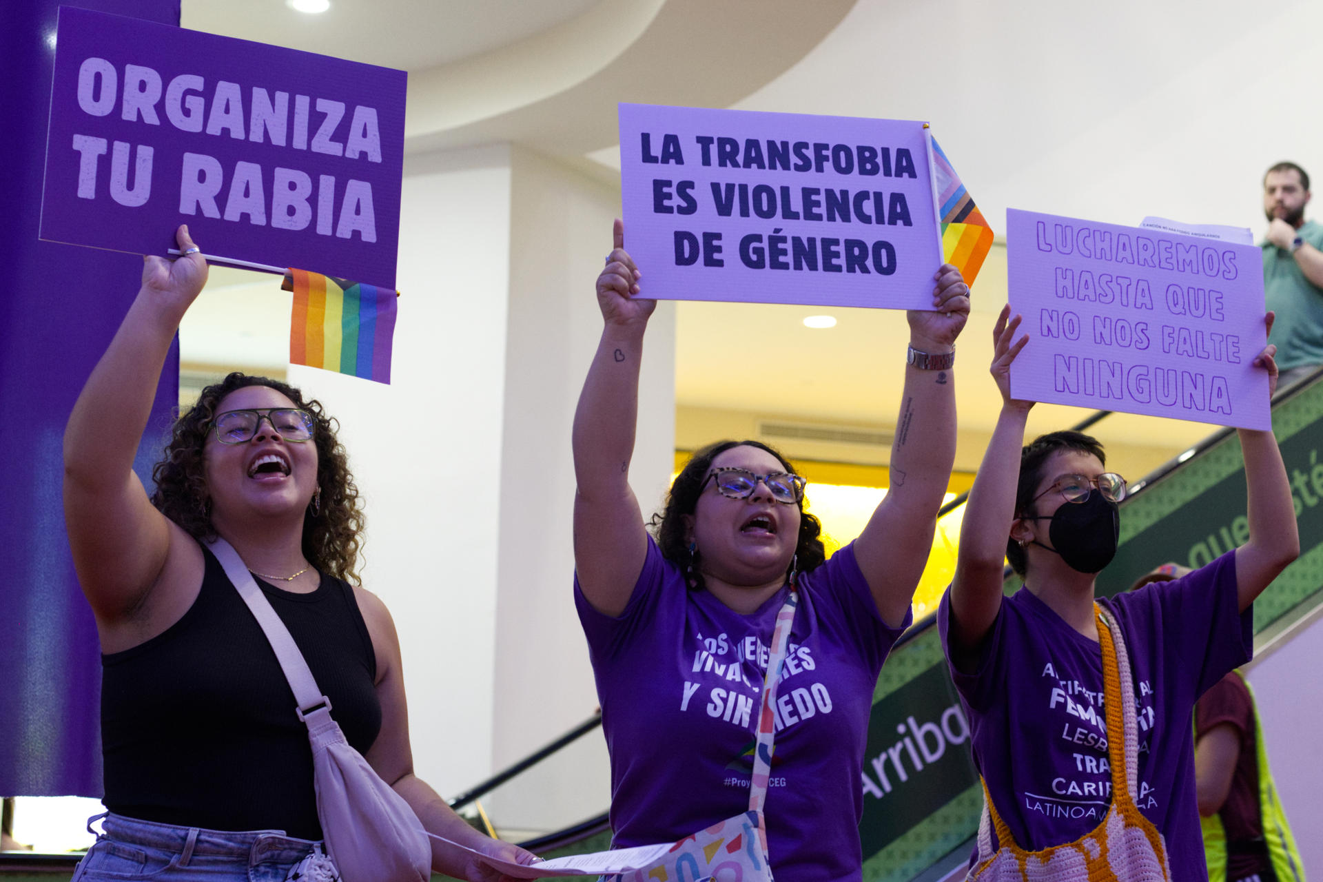 Personas participan en una manifestación en el Día Internacional de Eliminación de la Violencia contra la Mujer este lunes, en San Juan (Puerto Rico). EFE/ Thais Llorca
