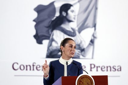 La presidenta de México, Claudia Sheinbaum, habla durante su conferencia de prensa este miércoles en el Palacio Nacional de la Ciudad de México (México). EFE/ Mario Guzmán