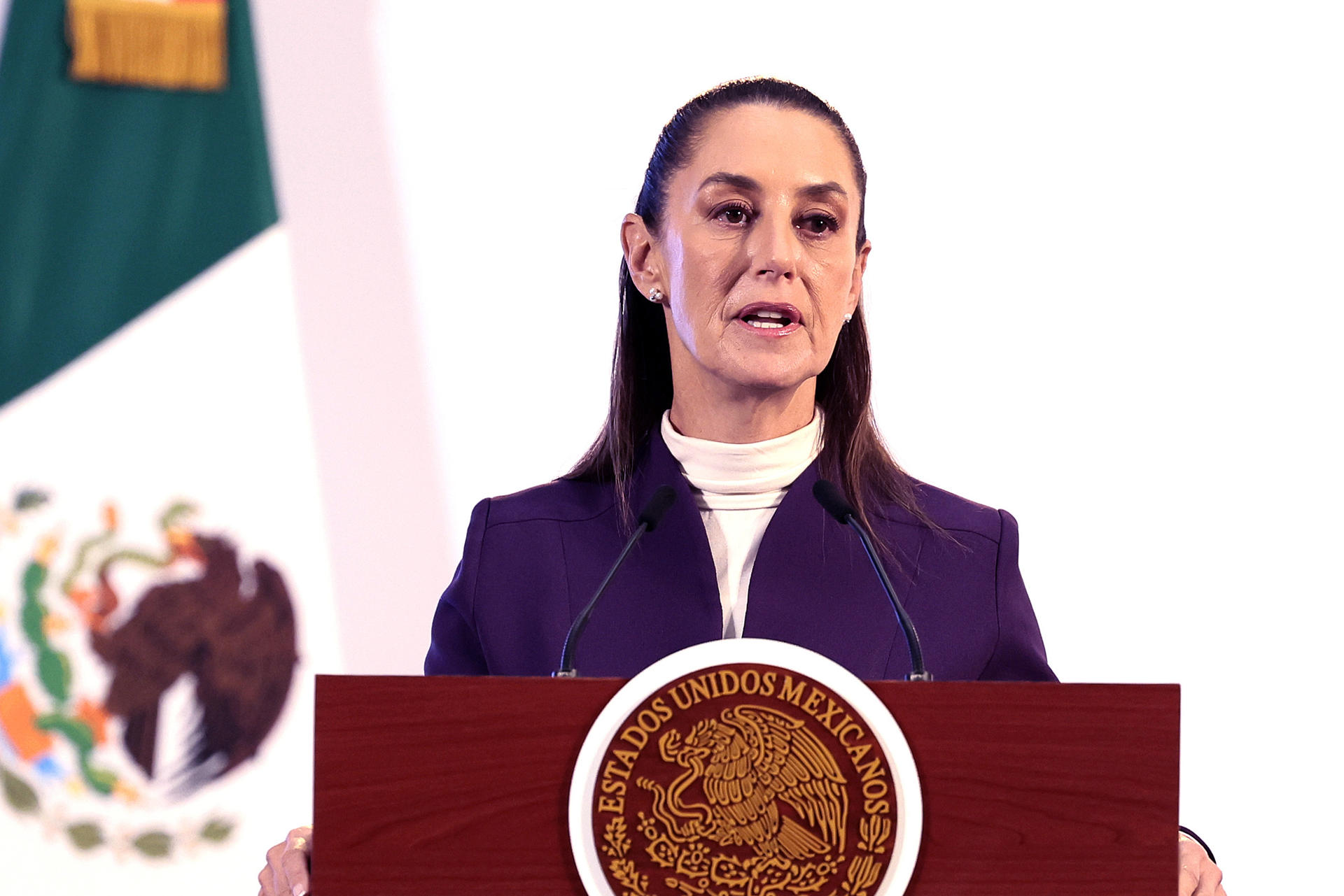 La presidenta de México, Claudia Sheinbaum, participa durante su conferencia de prensa matutina este lunes, en Palacio Nacional de Ciudad de México (México). EFE/José Méndez
