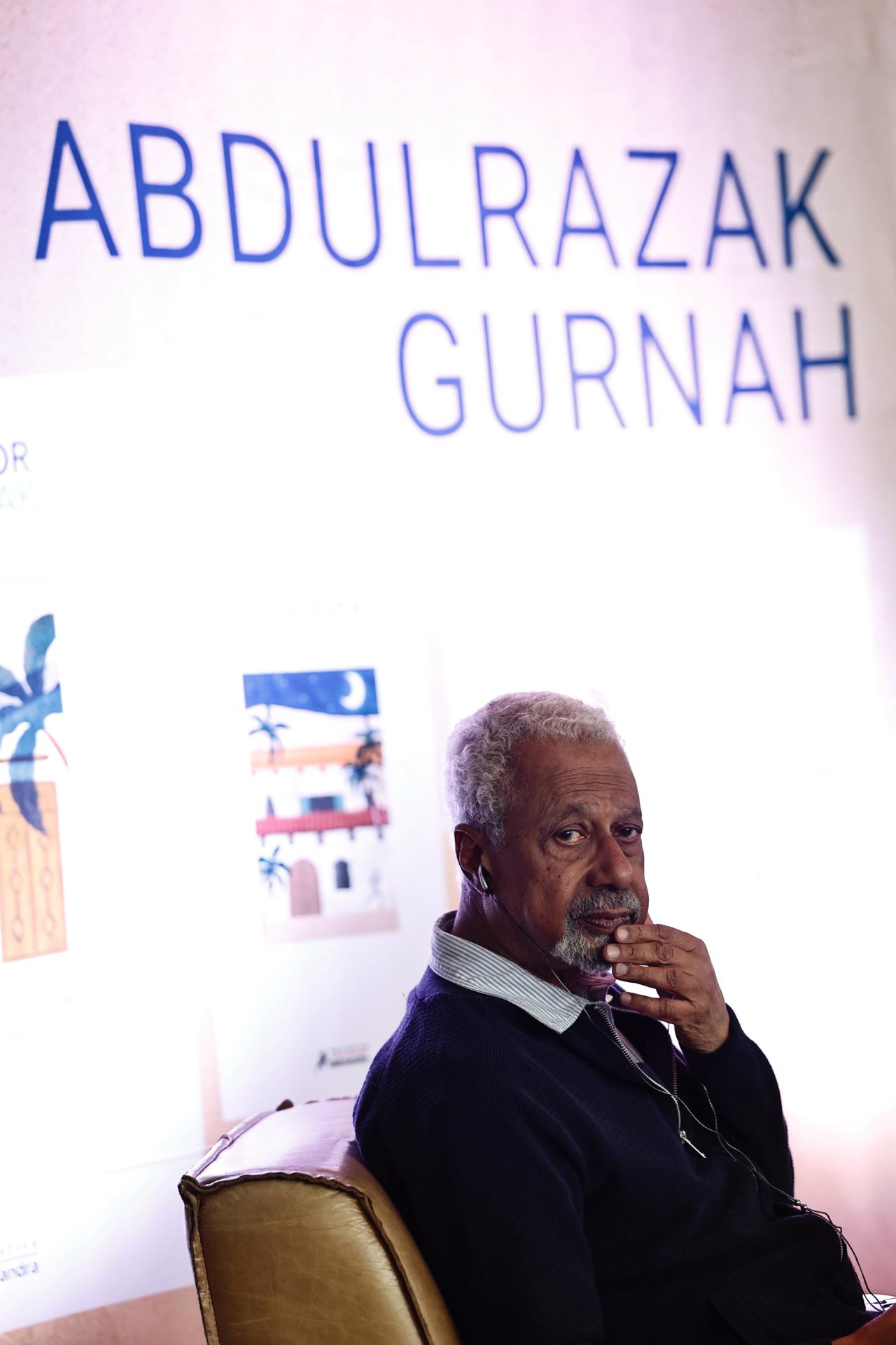 El escritor tanzano Abdulrazak Gurnah, ganador del premio nobel de literatura en 2021, posa durante una rueda de prensa este martes en la Ciudad de México (México). EFE/Sáshenka Gutiérrez
