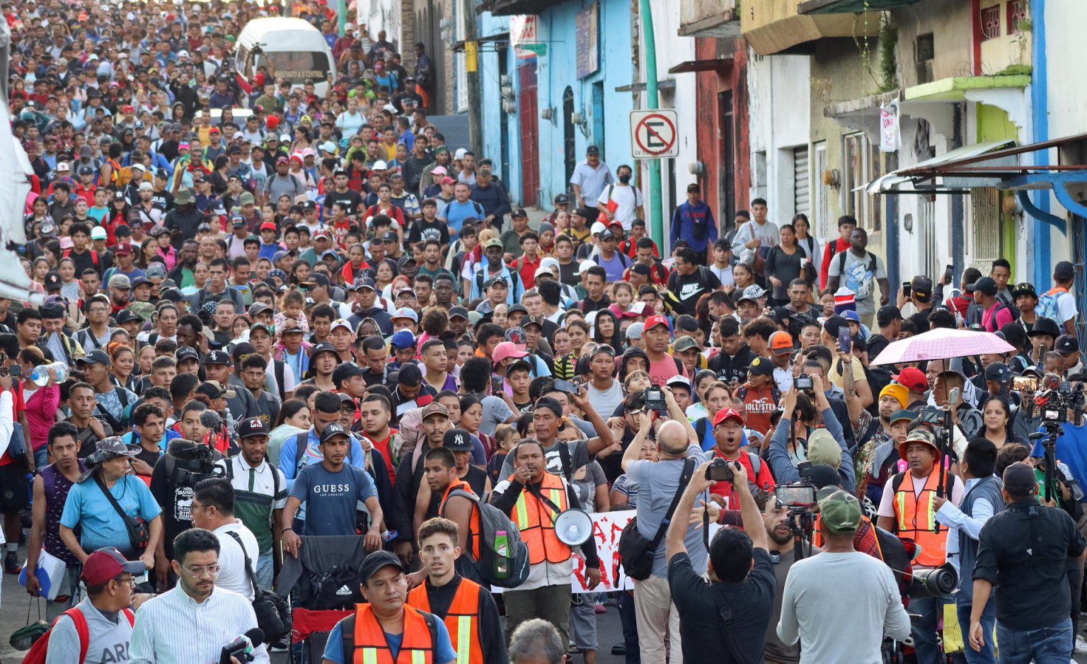 Migrantes parten en caravana rumbo a EEUU, en el municipio de Tapachula en el estado de Chiapas (México). Imagen de archiv EFE/ Juan Manuel Blanco