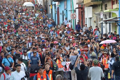 Migrantes parten en caravana rumbo a EEUU, en el municipio de Tapachula en el estado de Chiapas (México). Imagen de archiv EFE/ Juan Manuel Blanco