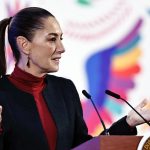 La presidenta de México Claudia Sheinbaum habla durante su conferencia de prensa matutina este lunes, en el Palacio Nacional en la Ciudad de México (México). EFE/ Sáshenka Gutiérrez