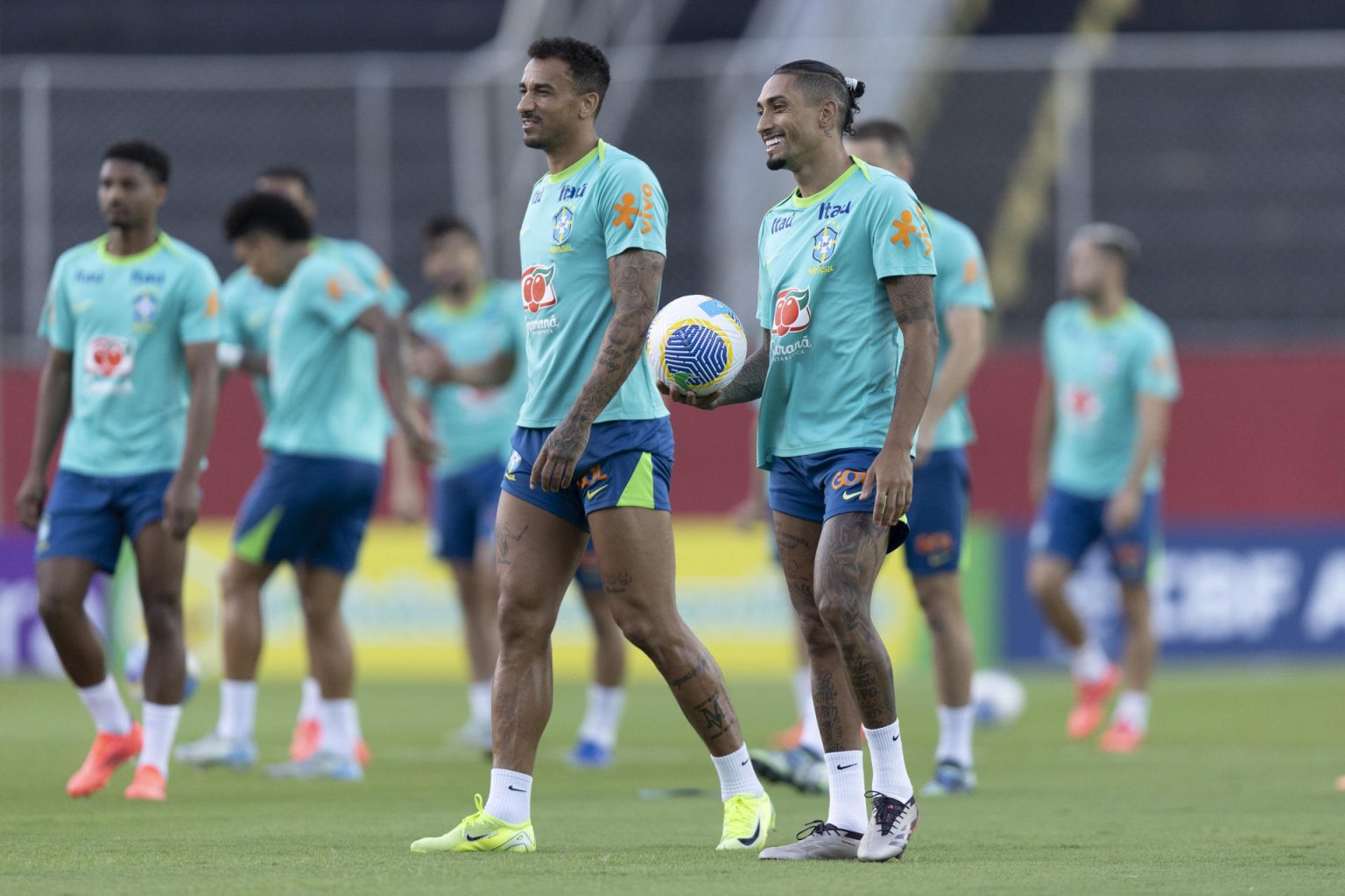 Fotografía del entrenamiento del d17 de noviembre de la selección brasileña, que este martes recibirá a la de Uruguay en el estadio Fonte Nova, de Salvador, en cumplimiento de la duodécima fecha de las eliminatorias sudamericanas del Mundial de 2026. EFE/ Isaac Fontana