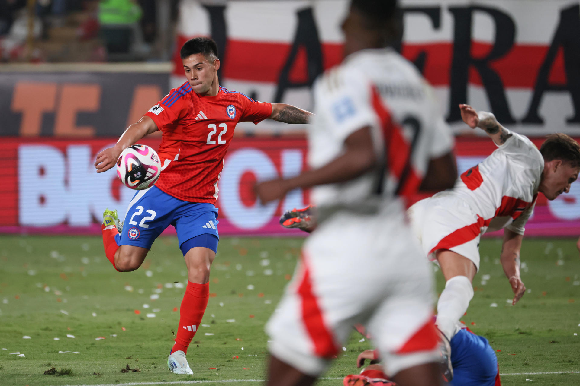 Alexander Aravena de Chile patea un balón durante un partido de las eliminatorias sudamericanas al Mundial de Fútbol 2026. EFE/ Germán Falcón
