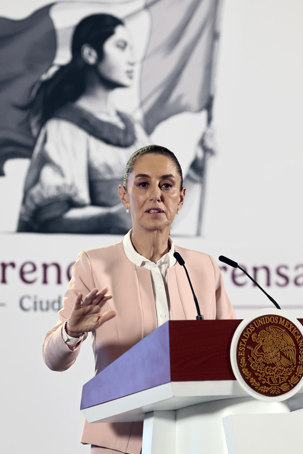 La presidenta de México, Claudia Sheinbaum, habla durante una rueda de prensa, este jueves en el Palacio Nacional de la Ciudad de México (México). EFE/José Méndez
