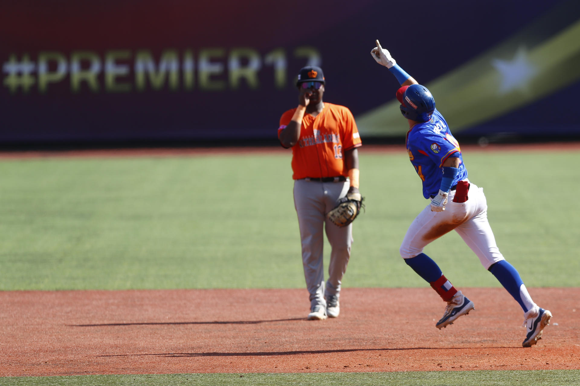 Hernán Pérez (d) de Venezuela celebra una carrera este jueves, en un juego del Premier 12 de la Confederación Mundial de Béisbol y Sóftbol (WBSC) entre Venezuela y Países Bajos en el Estadio Panamericano de Béisbol, en Guadalajara (México). EFE/Francisco Guasco
