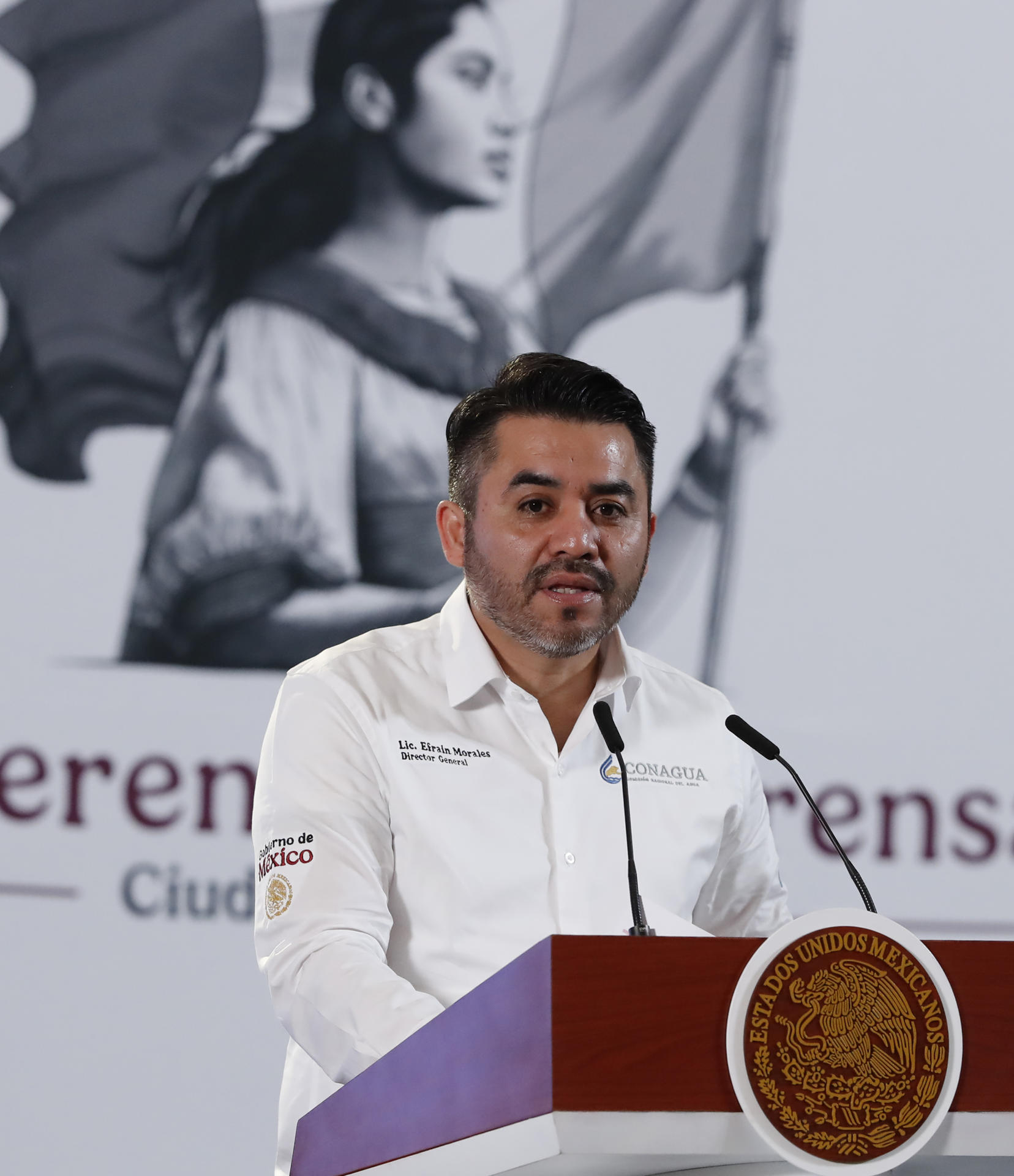 El director general de la Comisión Nacional del Agua (Conagua), Efraín Morales, participa durante la rueda de prensa de la presidenta de México, Claudia Sheinbaum, este jueves, en el Palacio Nacional de la Ciudad de México (México). EFE/ Mario Guzmán
