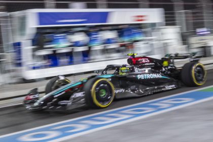 El piloto británico de Mercedes Lewis Hamilton, durante la primera sesión de entrenamientos libres del Gran Premio de Fórmula Uno de Las Vegas. EFE/EPA/SHAWN THEW