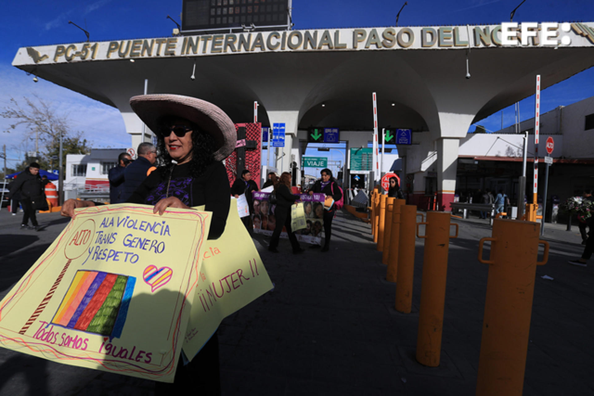 Varias personas se manifiestan durante el Día Internacional para la Eliminación de la Violencia contra las Mujeres, este lunes en el memorial Cruz de Clavos, en el Puente Internacional Paso del Norte de Ciudad Juárez (México). EFE/Luis Torres
