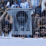 Un hincha de Racing anima con una camiseta que tiene la imagen del argentino Diego Armando Maradona en la final de la Copa Sudamericana. EFE/ Mauricio Dueñas Castañeda