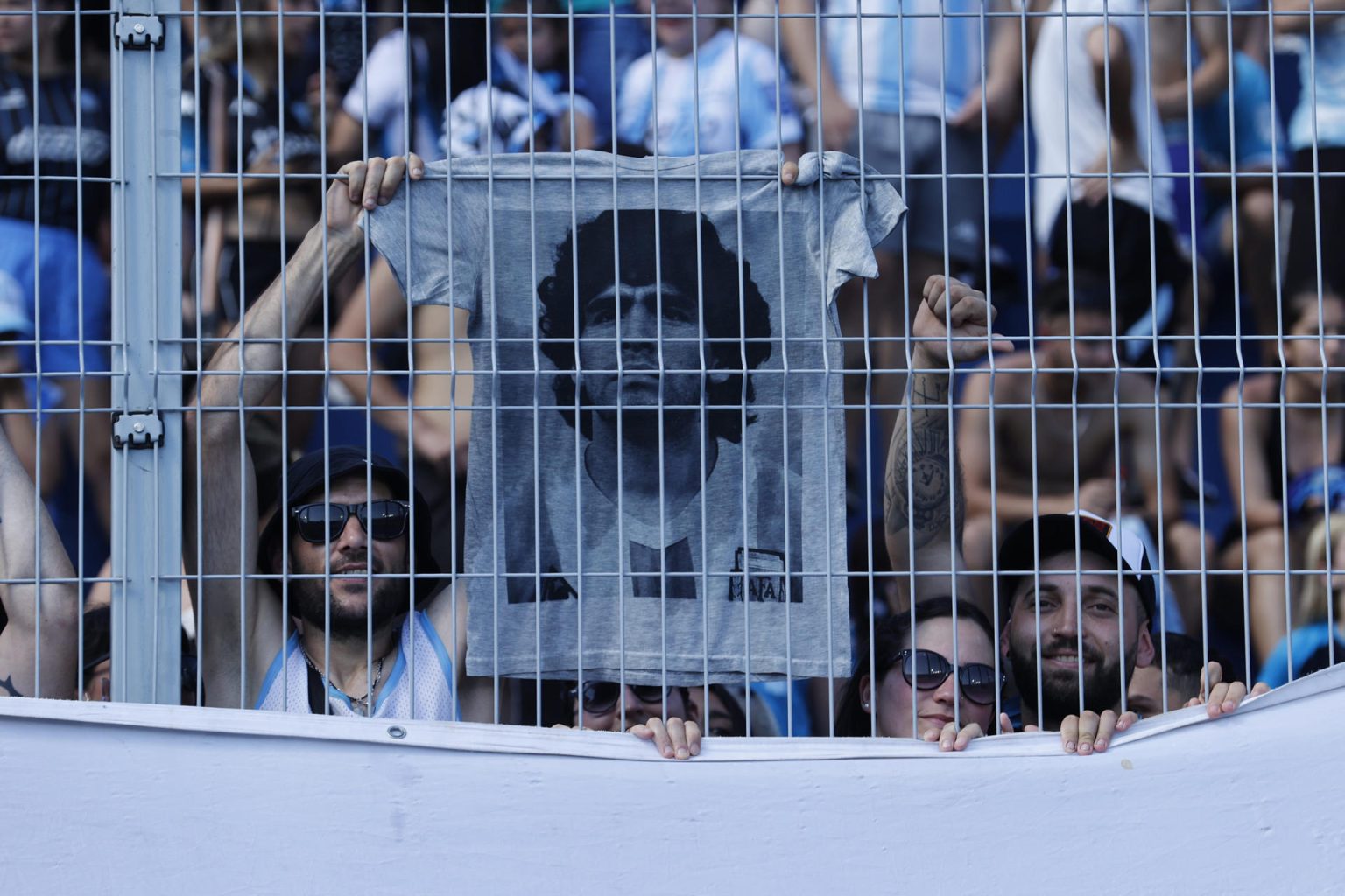 Un hincha de Racing anima con una camiseta que tiene la imagen del argentino Diego Armando Maradona en la final de la Copa Sudamericana. EFE/ Mauricio Dueñas Castañeda