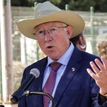 El embajador de Estados Unidos en México, Ken Salazar, habla durante una rueda de prensa en la ciudad de Tijuana, en el estado de Baja California (México). EFE/ Joebeth Terríquez