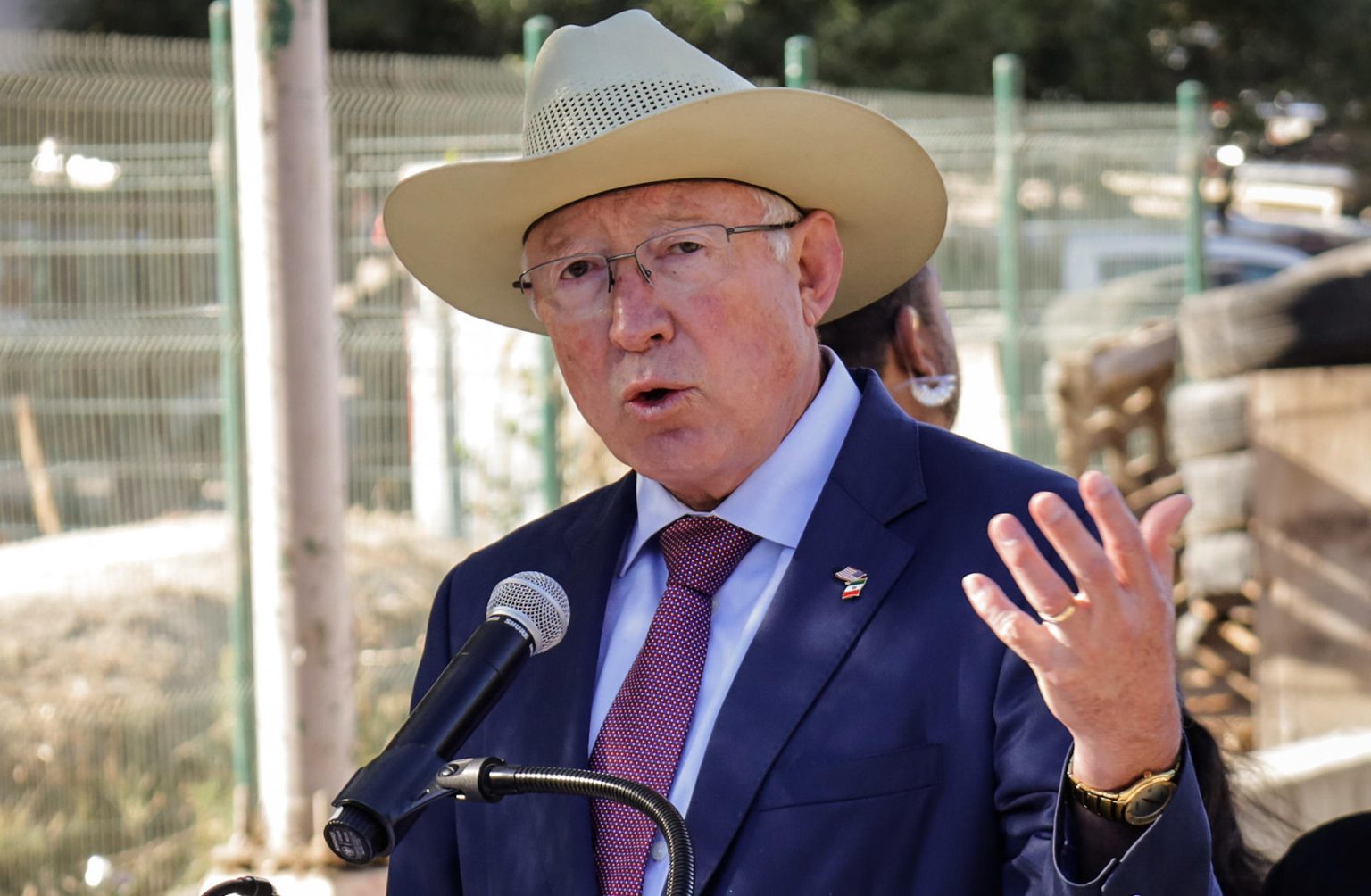 El embajador de Estados Unidos en México, Ken Salazar, habla durante una rueda de prensa en la ciudad de Tijuana, en el estado de Baja California (México). EFE/ Joebeth Terríquez