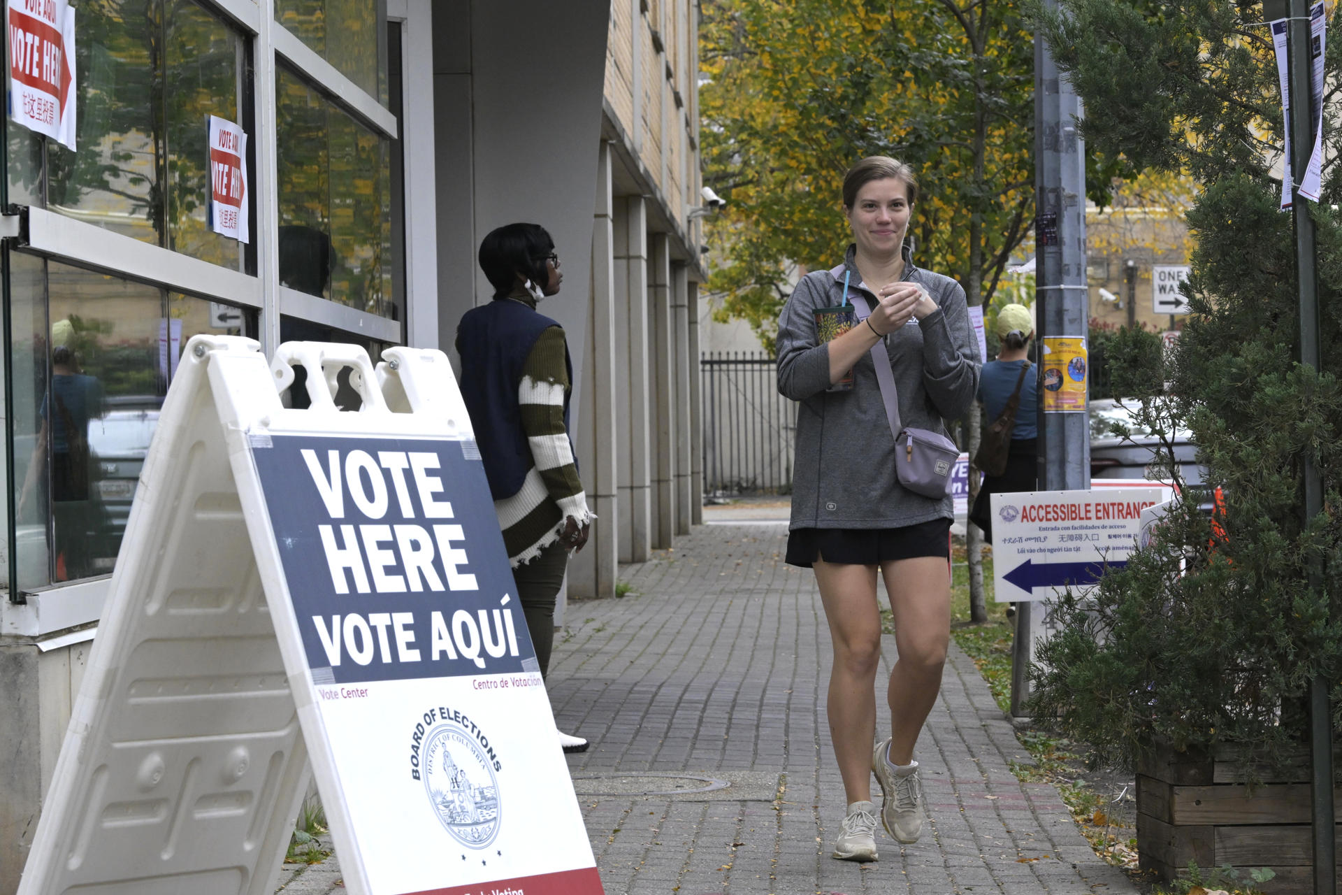 Una mujer camina junto al Centro de votaciones del Centro Comunitario Columbia Heights, en Wahington (Estados Unidos). EFE/Lenin Nolly
