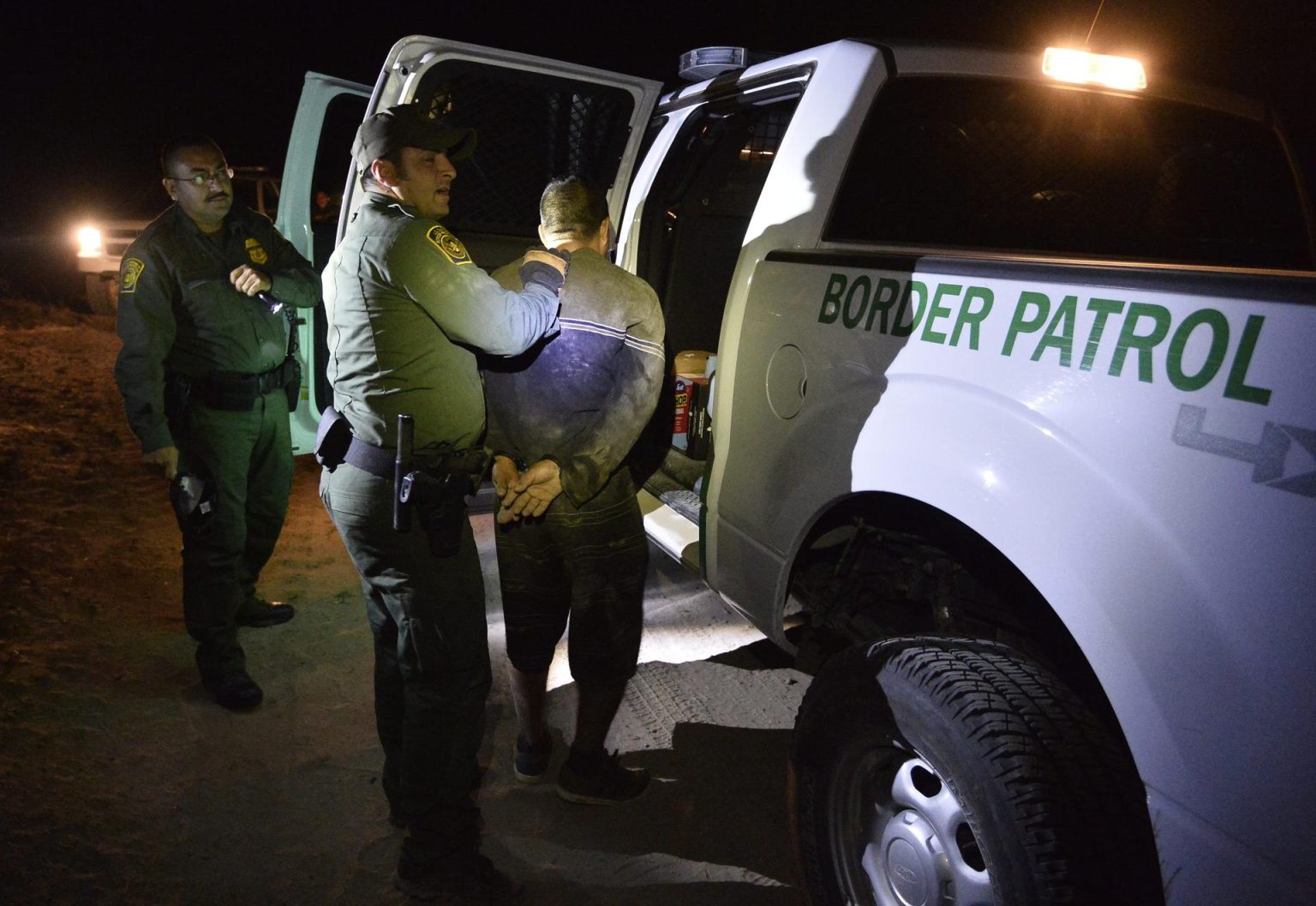 Agentes de la Patrulla Fronteriza estadounidense capturan a un sospechoso de cruzar el Río Grande para entrar ilegalmente al país cerca a McAllen, Texas (EE.UU.). Archivo. EFE/LARRY W. SMITH