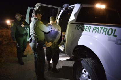 Agentes de la Patrulla Fronteriza estadounidense capturan a un sospechoso de cruzar el Río Grande para entrar ilegalmente al país cerca a McAllen, Texas (EE.UU.). Archivo. EFE/LARRY W. SMITH