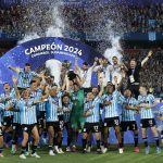 Los jugadores de Racing celebran con el trofeo de la Copa Sudamericana tras vencer a Cruzeiro en la final en el estadio General Pablo Rojas en Asunción (Paraguay). EFE/ Mauricio Dueñas Castañeda