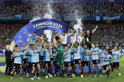 Los jugadores de Racing celebran con el trofeo de la Copa Sudamericana tras vencer a Cruzeiro en la final en el estadio General Pablo Rojas en Asunción (Paraguay). EFE/ Mauricio Dueñas Castañeda