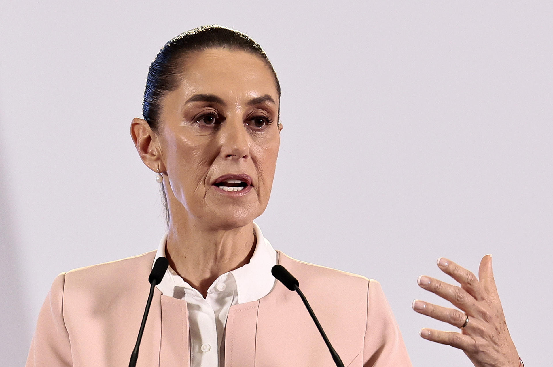 La presidenta de México, Claudia Sheinbaum, habla durante una rueda de prensa, este jueves en el Palacio Nacional de la Ciudad de México (México). EFE/José Méndez
