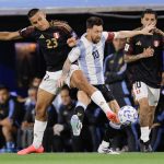 El capitán argentino Lionel Messi disputa el balón con Álex Valera (i) y Sergio Peña, de Perú, en el último partido del año de las eliminatorias sudamericanas al Mundial 2026. EFE/ Juan Ignacio Roncoroni