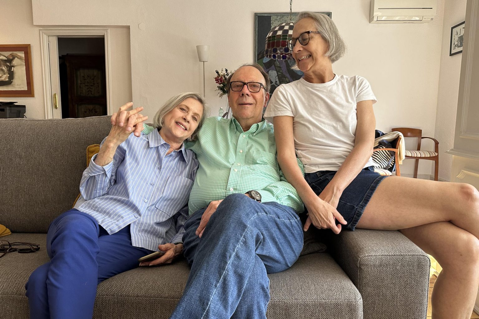 Fotografía cedida por el Grupo Planeta donde aparece el escritor y periodista cubano Carlos Alberto Montaner (1943-2023) con su familia. EFE/Grupo Planeta /SOLO USO EDITORIAL /NO VENTAS /SOLO DISPONIBLE PARA ILUSTRAR LA NOTICIA QUE ACOMPAÑA /CRÉDITO OBLIGATORIO