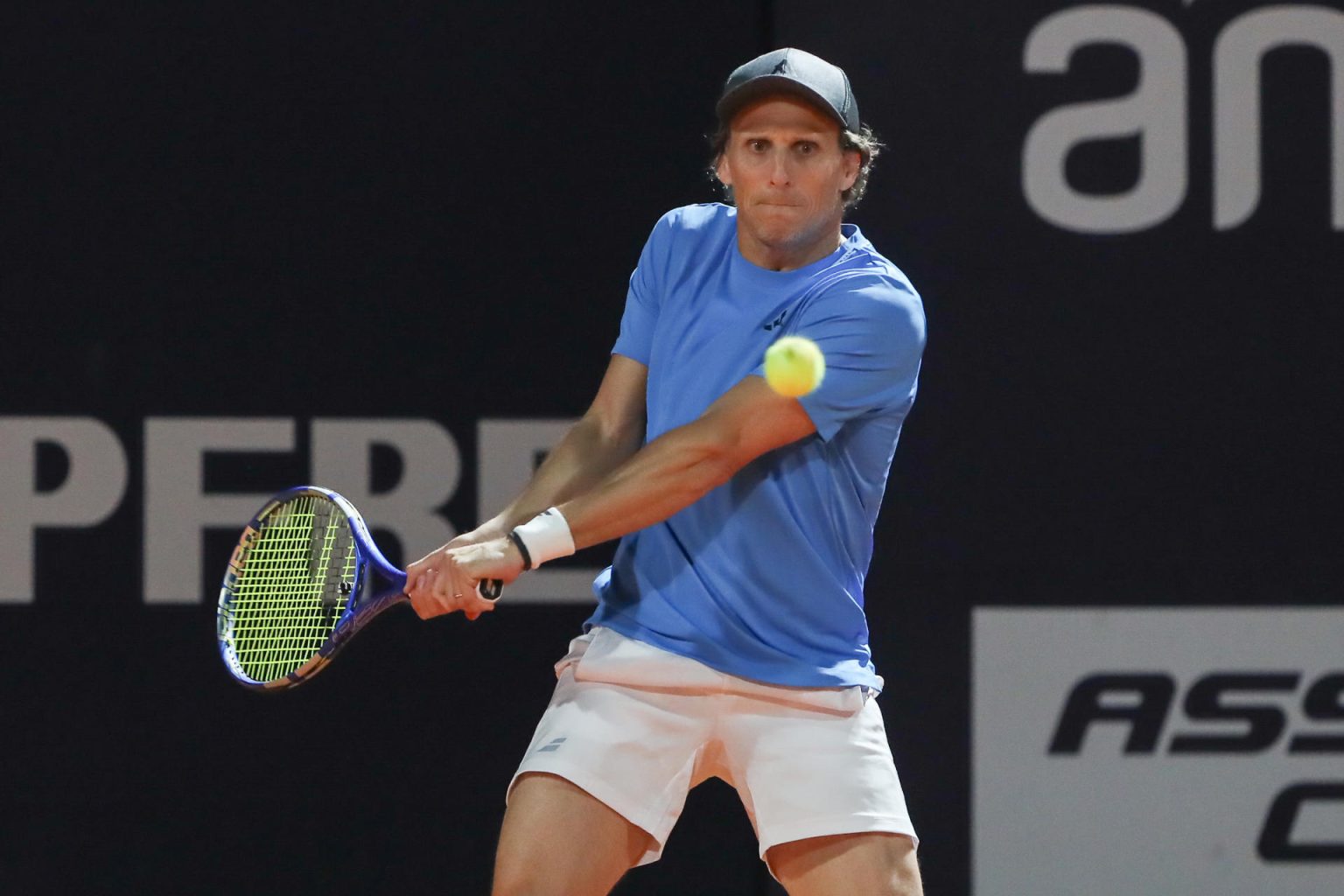 Diego Forlan devuelve una pelota durante un partido de tenis del Uruguay Open con Diego Forlán y Federico Coria ante Boris Arias y Federico Zeballos en Montevideo (Uruguay). EFE/ Sofía Torres