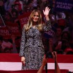 Fotografía de archivo fechada el 27 de octubre de 2024 de la exprimera dama Melania Trump saludando a la audiencia durante un mitin celebrado en favor del expresidente estadounidense y candidato presidencial republicano Donald Trump, en el Madison Square Garden de Nueva York (EE.UU.). EFE/EPA/SARAH YENESEL